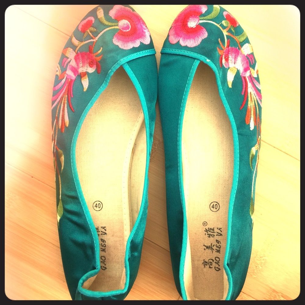 Turquoise Chinese silk shoes with bird embroidery